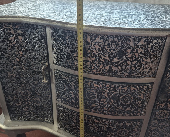 Image 1 of Cassettiera in stile barocco, argento e nero, 76x34x66 cm.