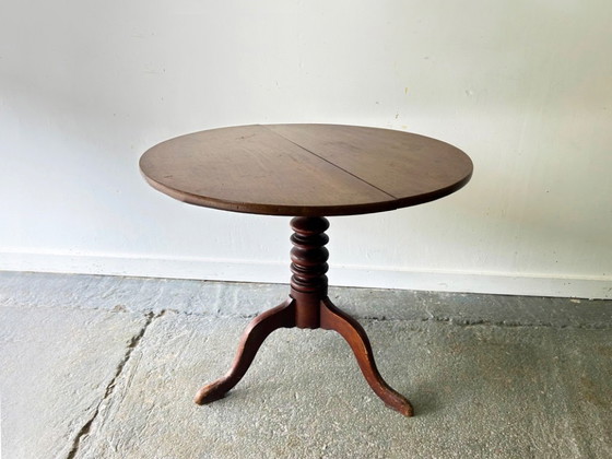 Image 1 of Table ancienne anglaise de style géorgien en chêne à plateau inclinable et piètement tripode