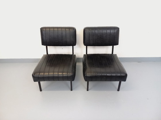 Image 1 of Set van 2 vintage modernistische loungestoelen in zwart kunstleer en metaal uit de jaren 60.