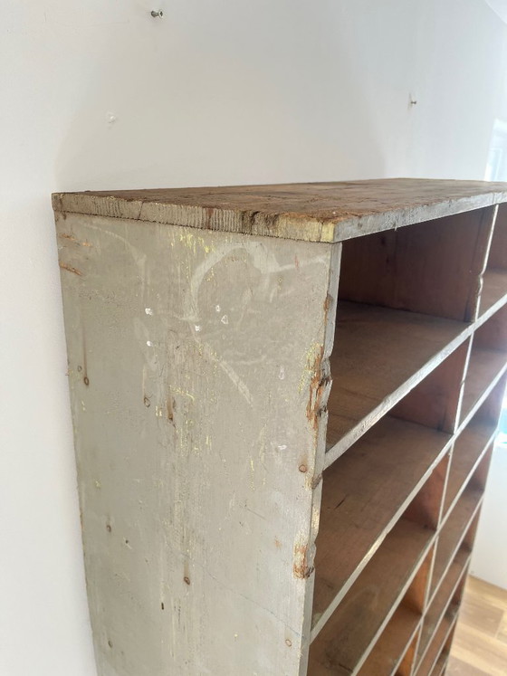 Image 1 of Großer antiker Werkstattschrank mit patinierten Holzfächern, 20. Jahrhundert.