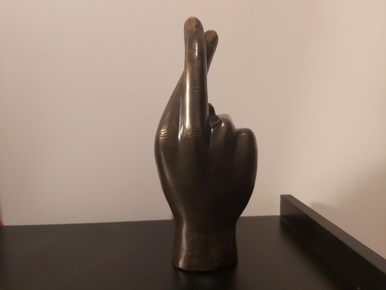 Image 1 of Mano con dita incrociate. Buona fortuna