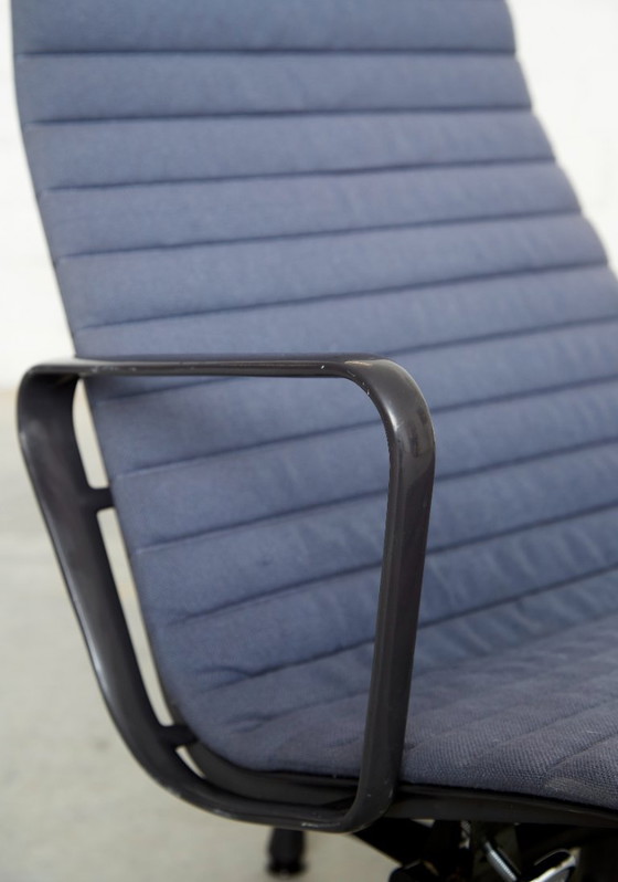 Charles & Ray Eames Stoel EA124 & Ottomane EA125 voor Vitra/Herman Miller – Verstelbare relaxstoel, Textiel (photo 11 of 20)