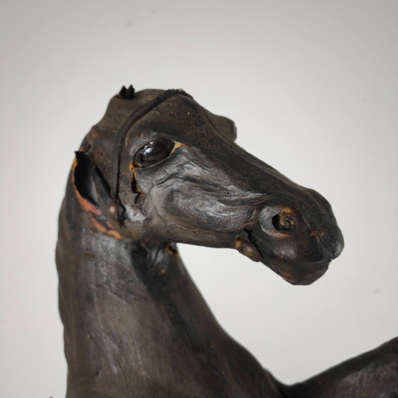 Image 1 of Antieke leren paardensculptuur uit het begin van de 20e eeuw met glazen ogen.