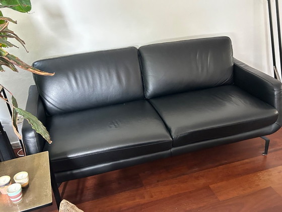 Sofá Nola de cuero de 2,5 plazas – Leather, Metal (photo 4 of 5)
