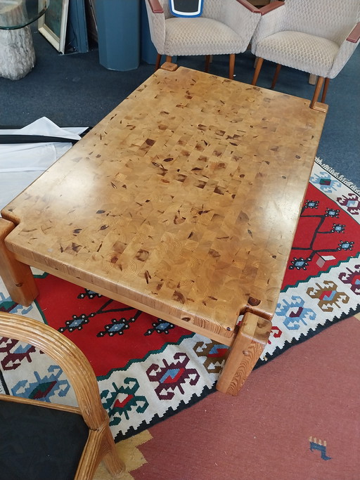 1 dänischer Couchtisch aus den 1970er Jahren im Stil eines Metzgerblocks. Brutalistisch. Kiefernholz, 145 x 90 x 40 cm.