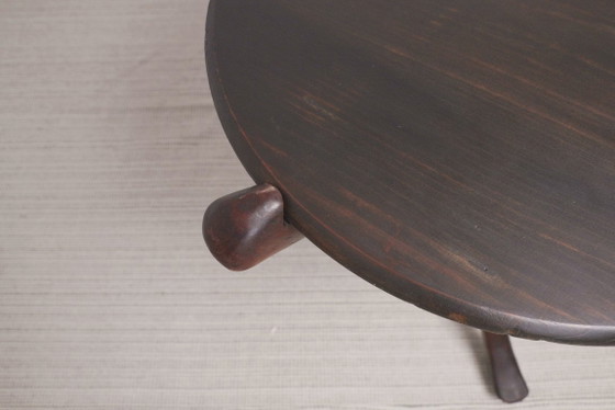 Image 1 of Vintage handgesneden ronde tafel van hardhout in Afrikaanse stijl, sculpturaal, inklapbaar bijzettafeltje