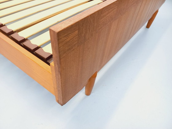 Image 1 of Letto matrimoniale vintage scandinavo in teak degli anni '60 con comodini integrati e base a doghe.