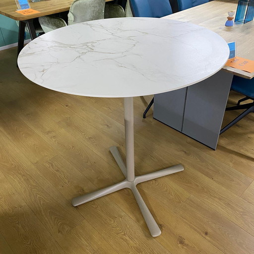 Air round bar table