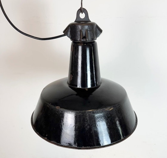 Image 1 of Lampada industriale in smalto nero con parte superiore in ghisa, anni '50