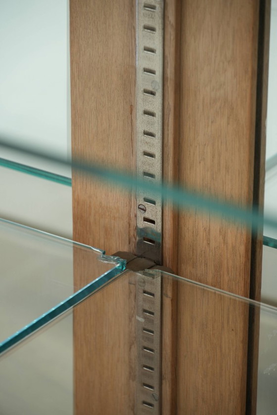 Image 1 of Vitrina antigua holandesa de roble con 2 puertas, estantes de cristal y parte trasera con espejo.