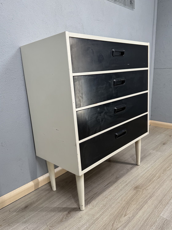 Image 1 of Vintage ladekast in zwart-wit contrast