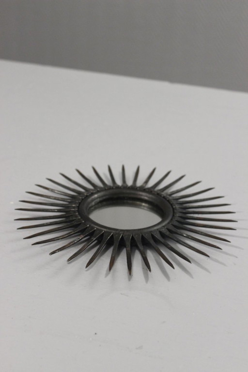 Brutalistische ijzeren spiegel uit circa 1950. Brutalistisch modernistisch ontwerp.