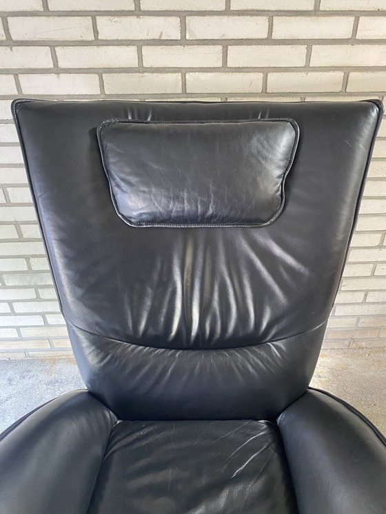 Image 1 of Poltrona Rolf Benz 4100 in pelle nera con poggiapiedi