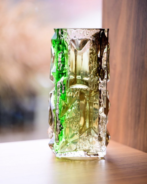 Jarrón de cristal brutalista checo atribuido a Vladislav Urban o Rudolf Jurnikl SKLO