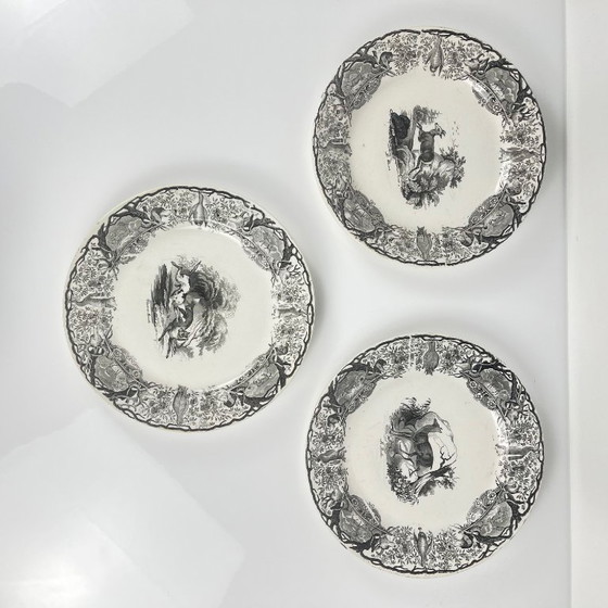 Image 1 of Trio antieke Sarreguemines U&C-borden, jachtscène, 1850 - 19e eeuw, zwart aardewerk, De hinde, Gems, Vos