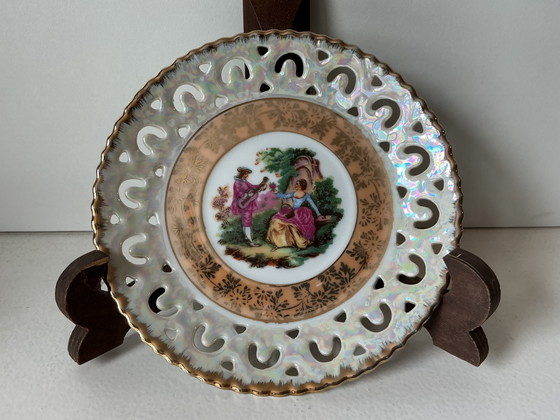 Image 1 of Tazza da tè in porcellana in stile rococò - Scena galante in oro e viola