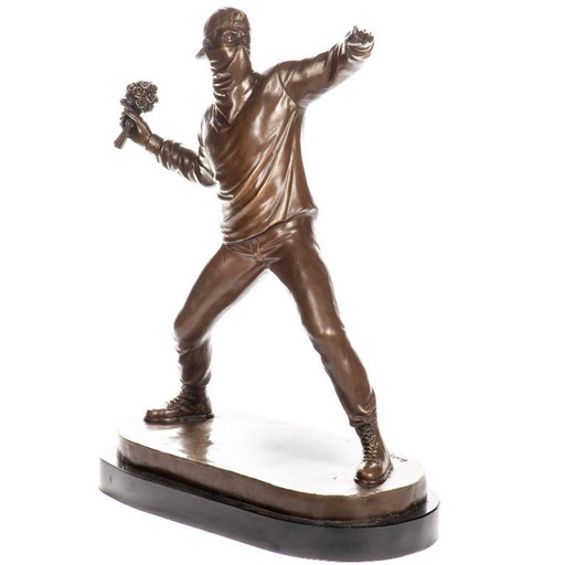 Banksy bloemenwerper bronzenbeeld middelmaat model 