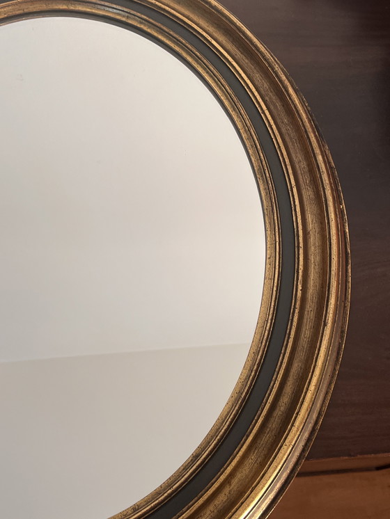 Image 1 of Miroir mural ovale raffiné avec cadre en bois doré