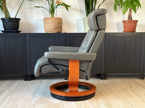 Image 1 of Originele Stressless fauteuil van Ekornes met voetenbank, echt leer, grijs