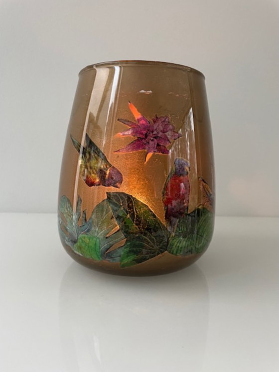 Image 1 of Glazen kaarsenhouder/vaas met exotische vogels – warm goudtint (17 cm)