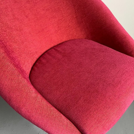 Image 1 of Franse fauteuil in mid-century modern stijl uit de jaren 70: roze chenille Olympia-stoel