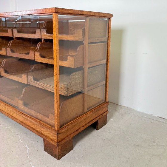 Solid Oak Shop Counter with 16 Drawers & Glass – c. 1940 – Display cabinets, Wood (photo 10 of 15)