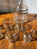 Servizio di bicchieri da liquore e decanter con bordo dorato