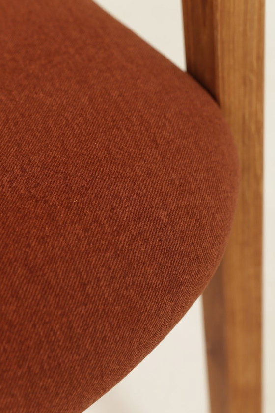 Image 1 of Moderne set van 6 eetkamerstoelen van natuurlijk eikenhout met terracotta bekleding.