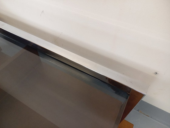 Image 1 of Vintage modernistische rechthoekige salontafel met houten nissen, chroom en rookglas uit de jaren 70.