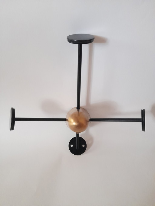 Perchero de pared Mategot para Gubi