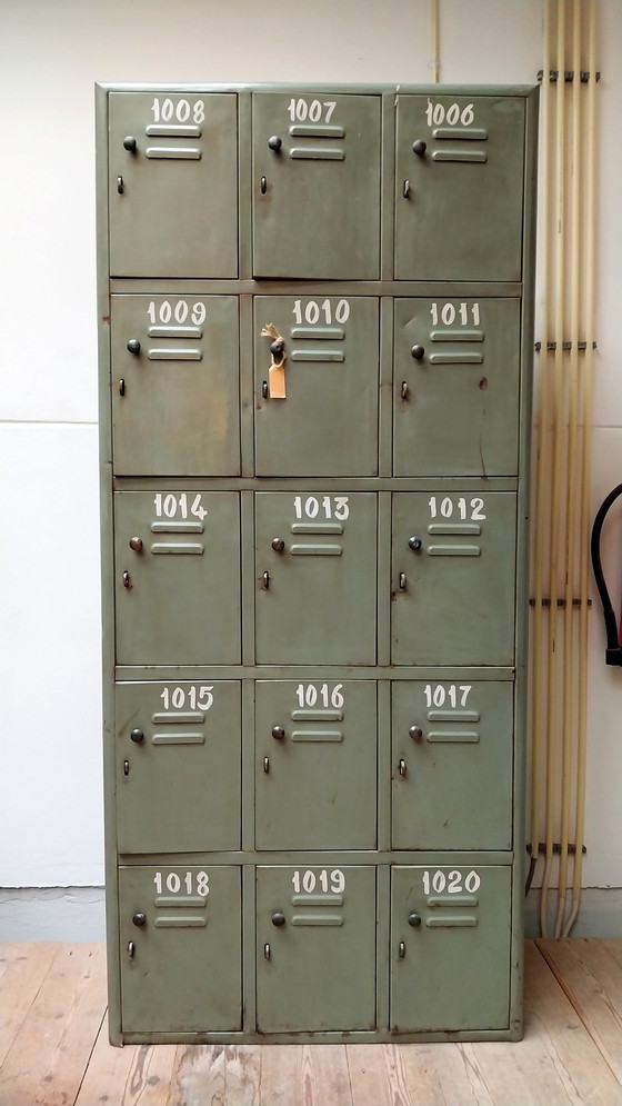 Image 1 of Armario antiguo de color gris verdoso, 185 x 83 x 40 cm