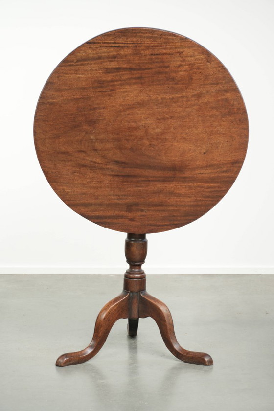 Luxurious antique 18th-century English tilttop/ side table with beautiful colors – Wood (photo 5 of 10)