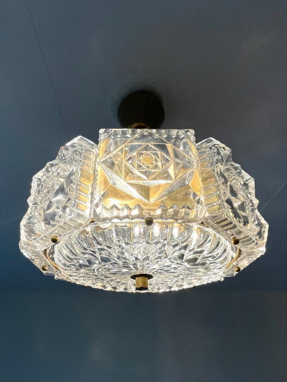 Image 1 of Scandinavisch moderne plafondlamp van messing en kristal – jaren 60 – toegeschreven aan Carl Fagerlund