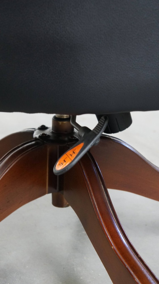 Image 1 of Classica e lussuosa sedia da ufficio in pelle bovina nera in stile inglese