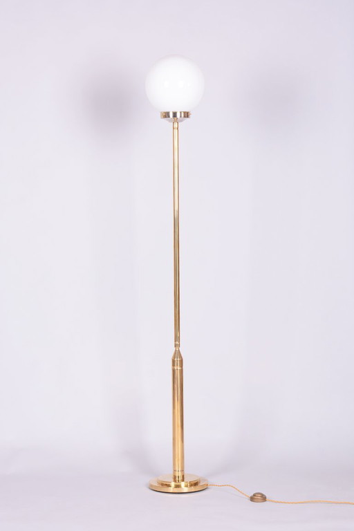Gerestaureerde staande lamp uit het midden van de 20e eeuw, messing, opaalglas, Frankrijk, jaren 60. – vloerlampen, Brass