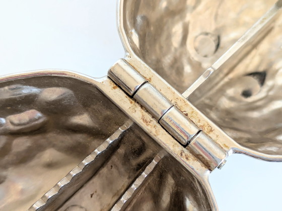 Image 1 of Casse-noix vintage en noyer plaqué argent