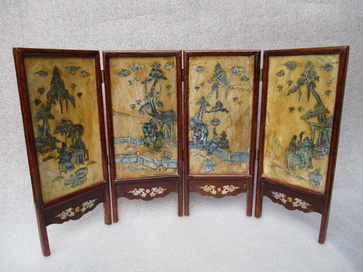 Biombo de mesa chino con incrustaciones de nácar en paneles de piedra antigua.