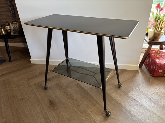 Image 1 of Bijzettafel vintage dans un style moderne du milieu du siècle – messing afwerking, wielen, jaren 1950