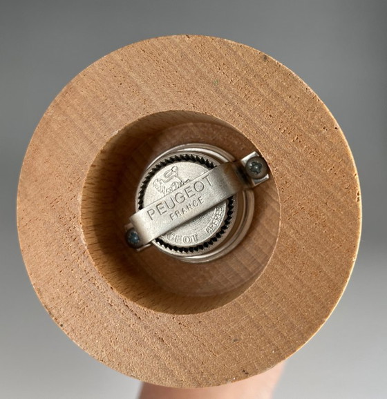 Image 1 of Molinillo de pimienta Peugeot Frères «Lion» – 41 cm – madera y latón – clásico del diseño francés