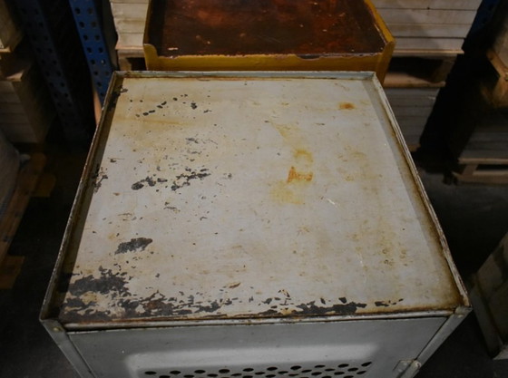 Image 1 of Oud kastje metaal grijs 47*47*97,5