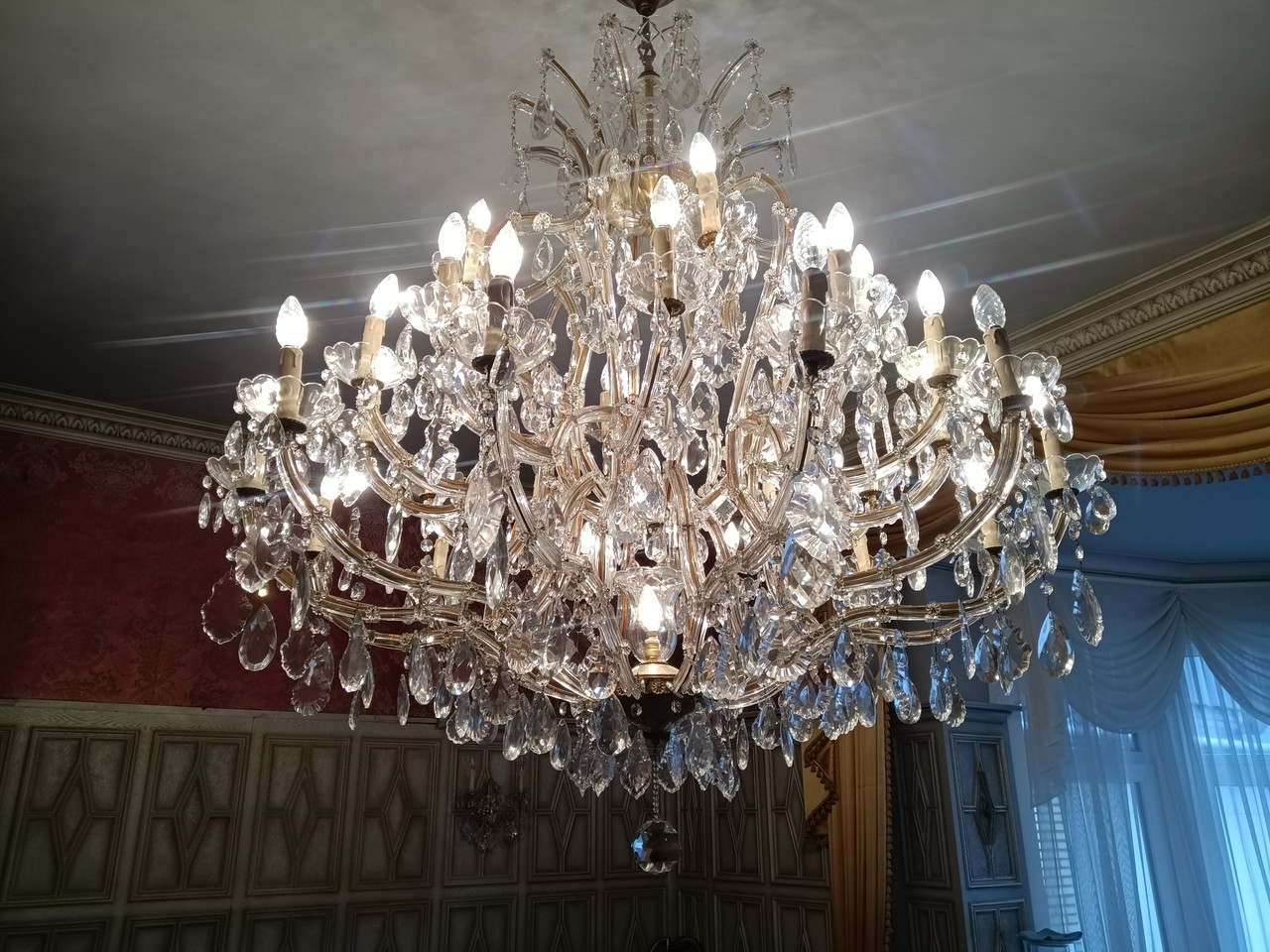 Lustre en cristal Maria Theresa | €1,100 | Whoppah