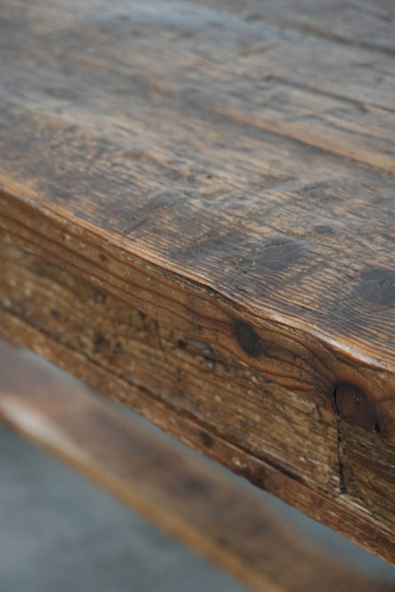 Image 1 of Grande table de salle à manger de ferme ancienne en bois de pin avec beaucoup de caractère