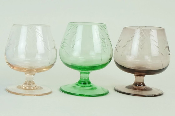 Image 1 of 6 Likörgläser aus der Mitte des Jahrhunderts 1950er 60er Jahre farbiges Glas mit eingeschnittenem Muster