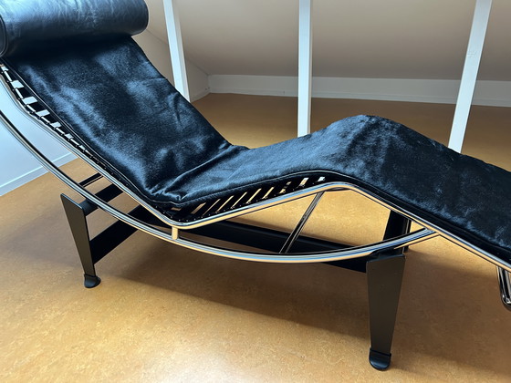 Image 1 of Cassina LeCorbusier LC4 con 2 pieles diferentes