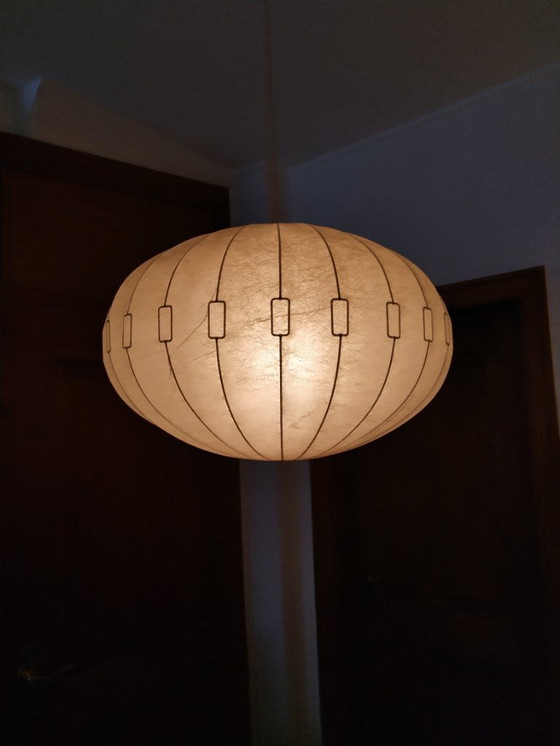 Image 1 of Grote Cocoon tafel-/vloerlamp met gouden rand (55 cm) – jaren 60 – toegeschreven aan Wauer – zeldzame grote versie