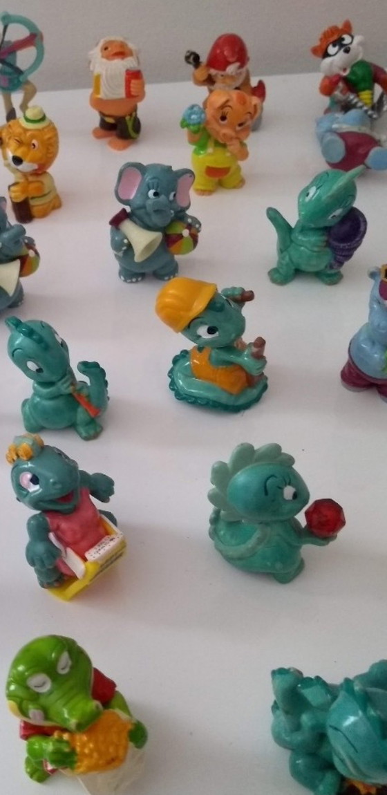 Image 1 of Kinder Surprise eierfiguurtjes, lot van 90 stuks. Periode: jaren 1990/2000, gespeeld.