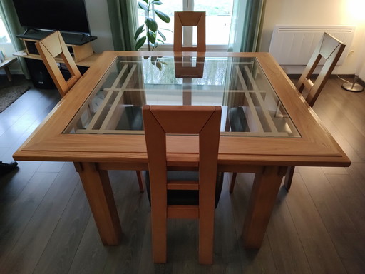 Table à manger avec 6 chaises.