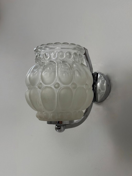 Een paar vintage wandlampen van verchroomd metaal met bubbelglas, Frankrijk, 1950.