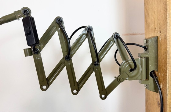 Image 1 of Applique murale à ciseaux verte de style militaire industriel, de Elektroinstala, années 1960