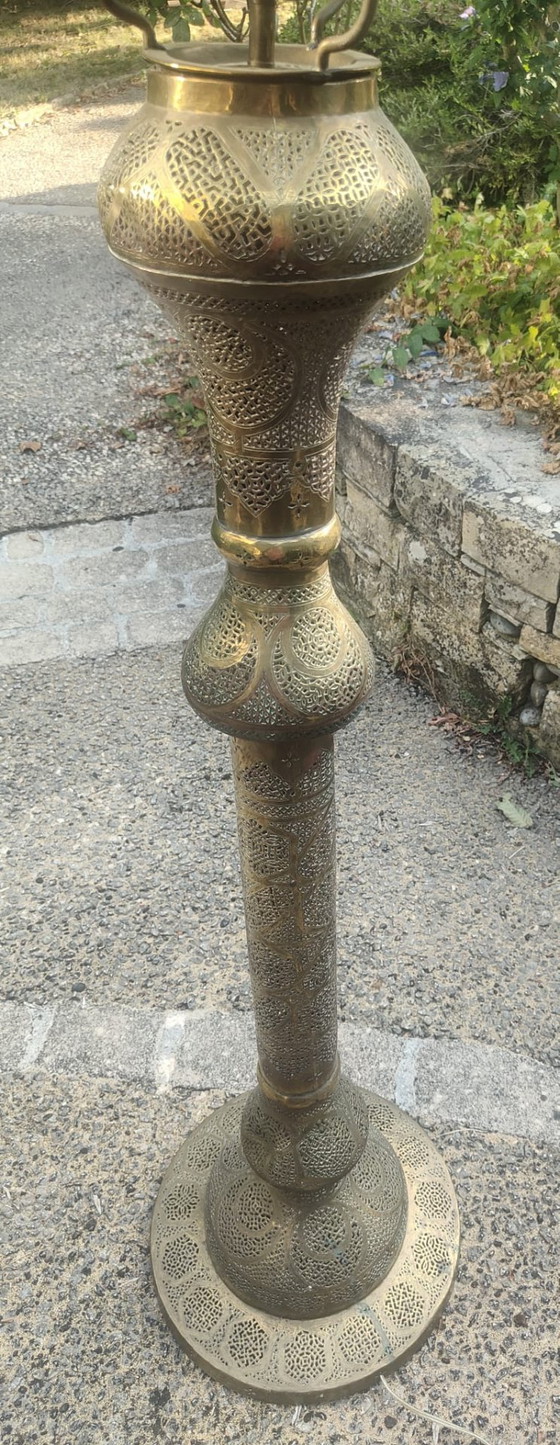 Image 1 of Lámpara de pie con base de metal dorado y cincelado.